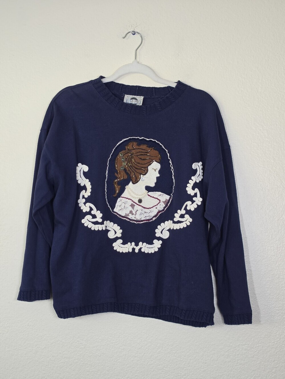 Vintage 80s Chaus Sport Cameo Embroidered Sweatshirt L